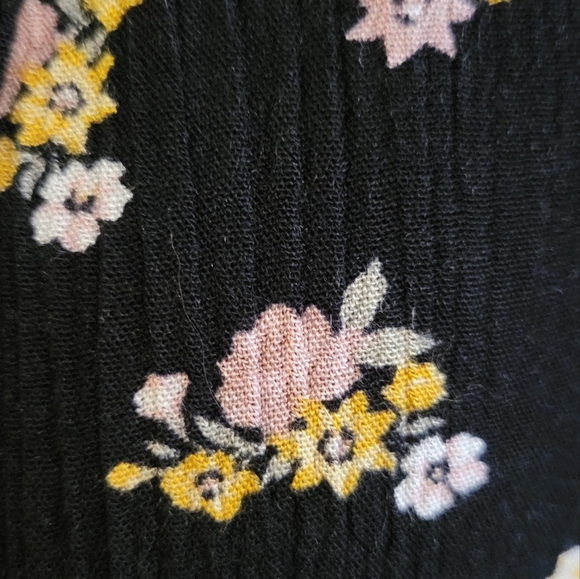 Torrid size 2, loose fit, 100% rayon, tank top, black with ditsy floral pattern - Picture 5 of 8